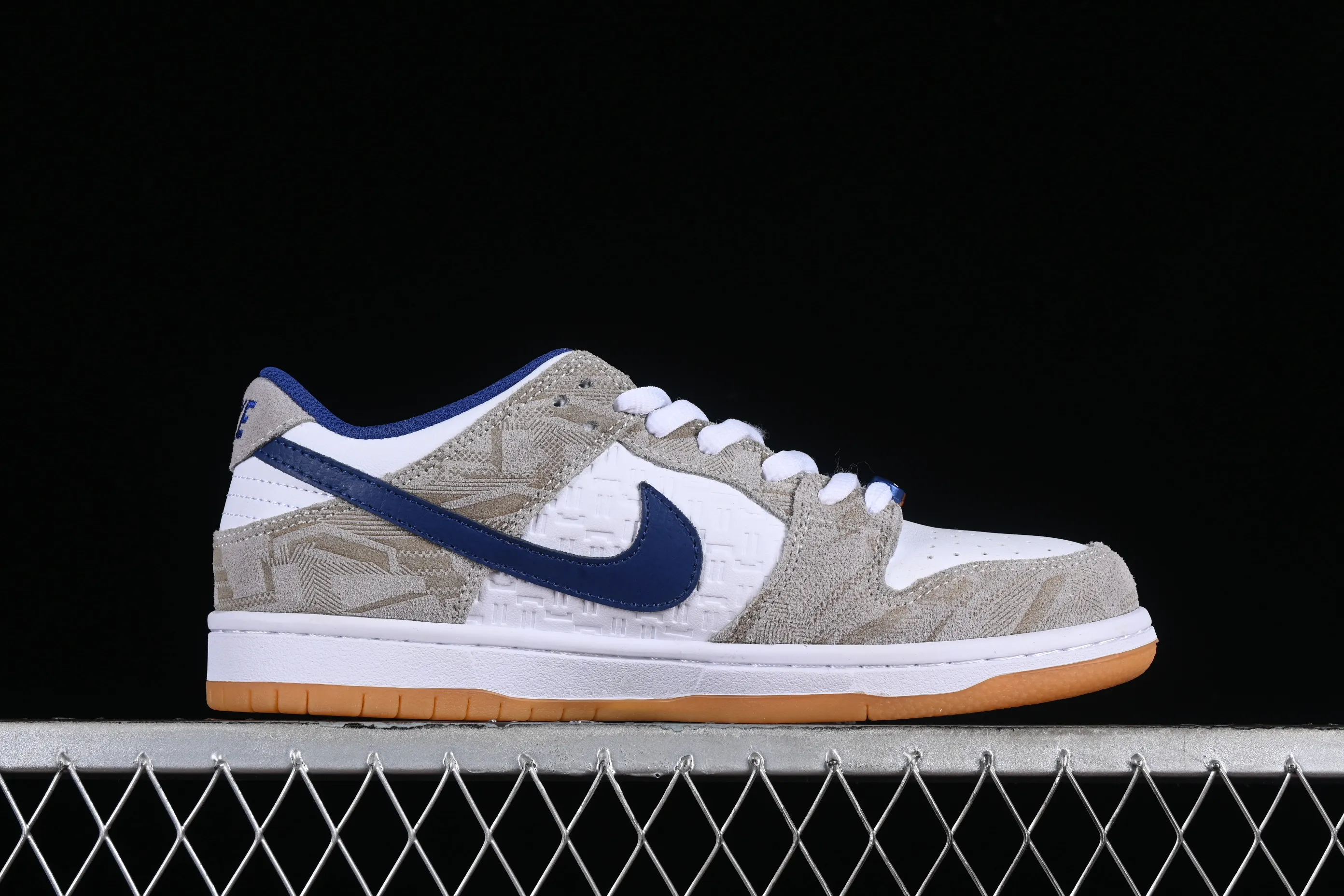 All Categories Nk SB Dunk Series Nk SB Dunk Low Low-top sneakers Cost-effective version Rayssa Leal x Nk SB Dunk Low Brazilian skateboarding goddess joint model SB low-top casual sneakers FZ5251-001